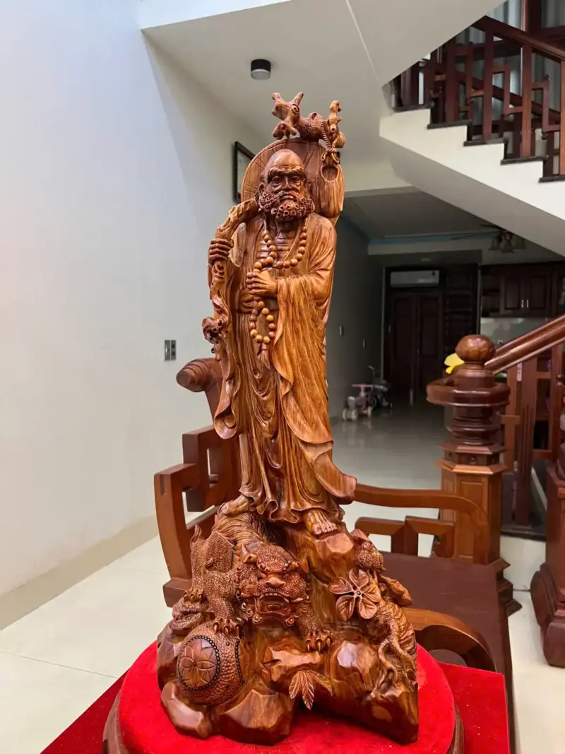 cu-at-ma-ung-nge-go-sua-bac-G5091-2_Cụ Đạt Ma Đứng Ngê Gỗ Sưa Bắc Liền Khối Đục Đẹp Kỹ Sắc Nét Giá 11.300 Triệu Kích Thước Cao 72cm, Ngang 32cm, Sâu 27cm Tượng Cụ Đạt Ma Đứng Nghê Gỗ Sưa Bắc Liền Khối Đục Đẹp Kỹ Sắc Nét G5091