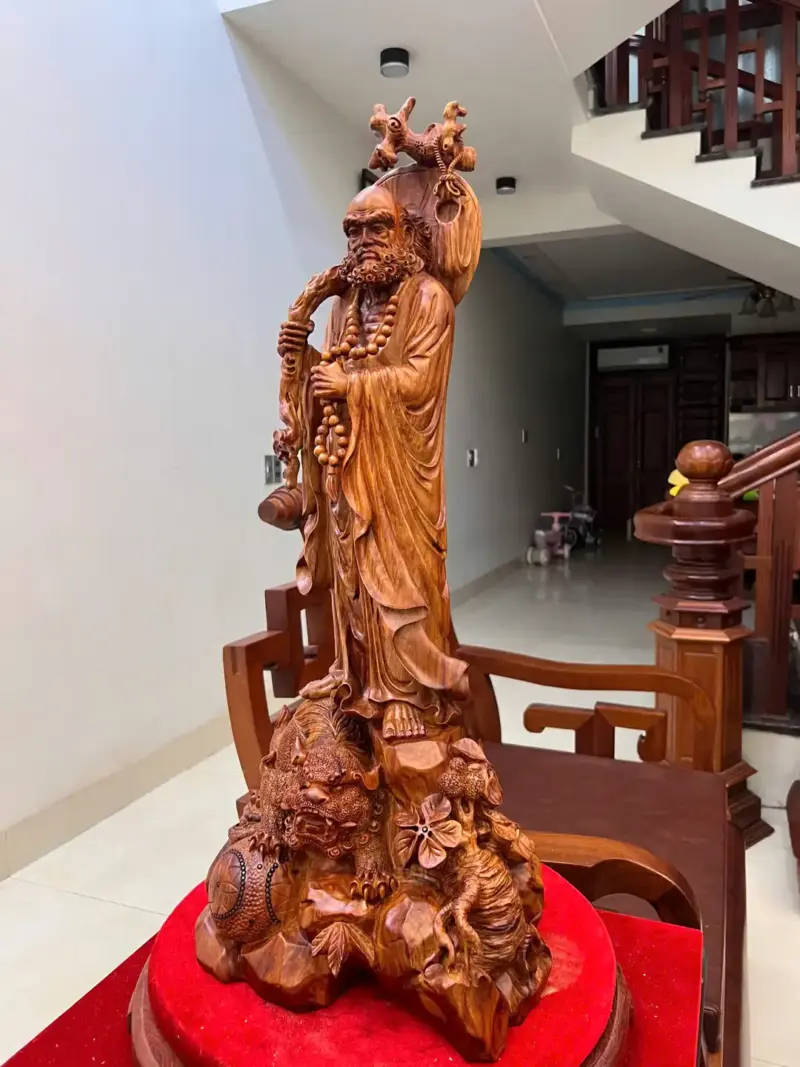 cu-at-ma-ung-nge-go-sua-bac-G5091-6_Cụ Đạt Ma Đứng Ngê Gỗ Sưa Bắc Liền Khối Đục Đẹp Kỹ Sắc Nét Giá 11.300 Triệu Kích Thước Cao 72cm, Ngang 32cm, Sâu 27cm Tượng Cụ Đạt Ma Đứng Nghê Gỗ Sưa Bắc Liền Khối Đục Đẹp Kỹ Sắc Nét G5091