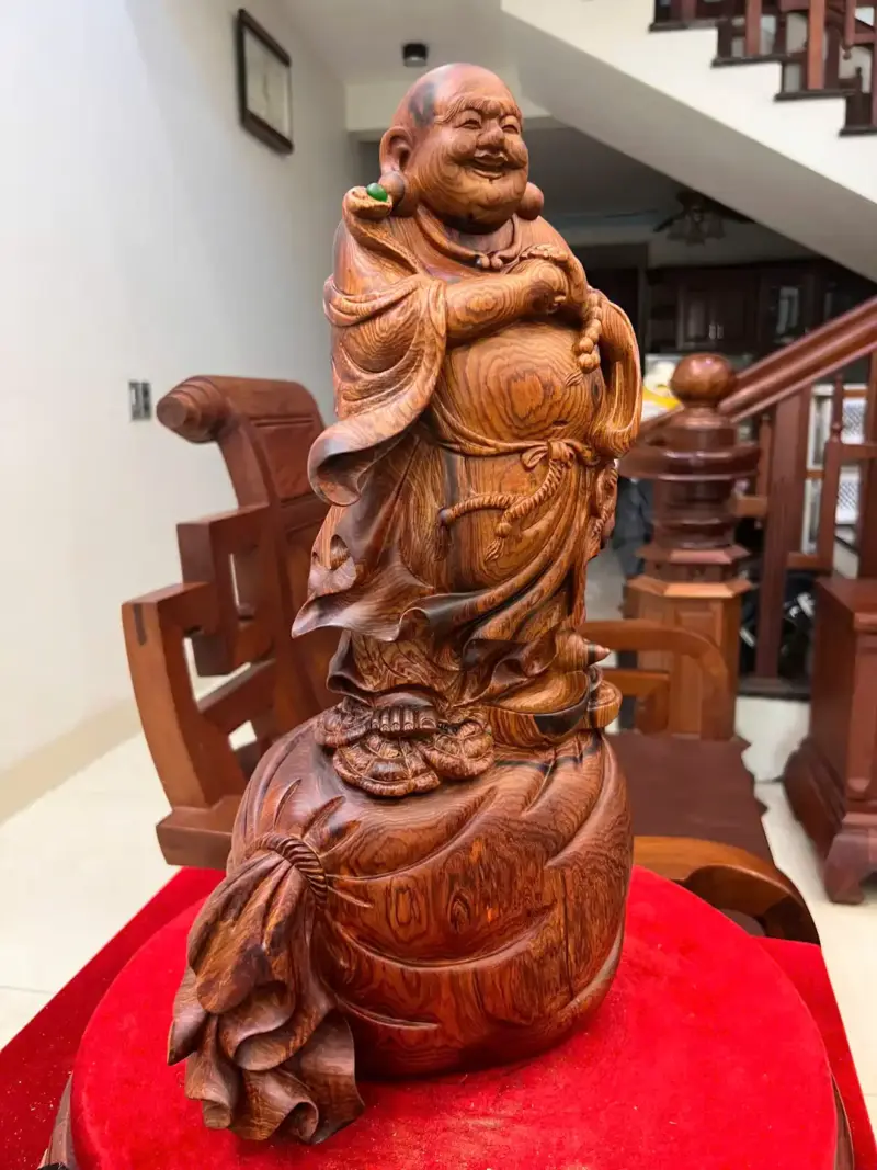 di-lac-chuc-phuc-go-cam-viet-G5098-4_Di Lặc Chúc Phúc Gỗ Cẩm Việt Liền Khối Giá 4.800 Triệu Kích Thước Cao 48cm, Ngang 24cm, Sâu 14cm Tượng Di Lặc Chúc Phúc Gỗ Cẩm Việt Liền Khối G5098