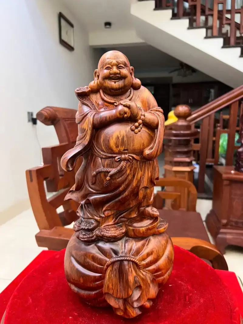 di-lac-chuc-phuc-go-sua-bac-G5058-2_Di Lặc Chúc Phúc Gỗ Sưa Bắc Liền Khối Giá 4.300 Triệu Kích Thước Cao 41cm, Ngang 18cm, Sâu 15cm Tượng Di Lặc Chúc Phúc Gỗ Sưa Bắc Liền Khối G5058