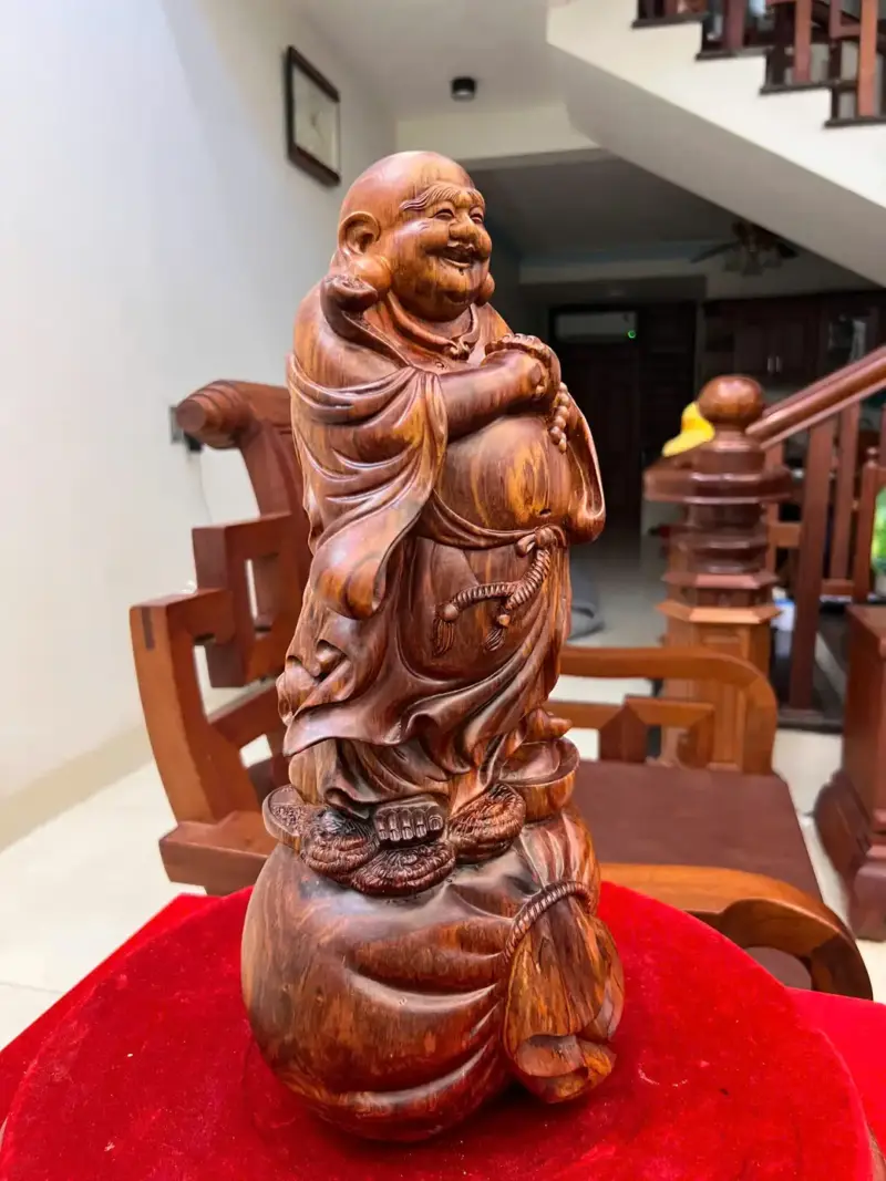 di-lac-chuc-phuc-go-sua-bac-G5058-5_Di Lặc Chúc Phúc Gỗ Sưa Bắc Liền Khối Giá 4.300 Triệu Kích Thước Cao 41cm, Ngang 18cm, Sâu 15cm Tượng Di Lặc Chúc Phúc Gỗ Sưa Bắc Liền Khối G5058