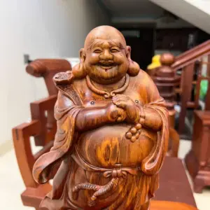 di-lac-chuc-phuc-go-sua-bac-G5058-6_Di Lặc Chúc Phúc Gỗ Sưa Bắc Liền Khối Giá 4.300 Triệu Kích Thước Cao 41cm, Ngang 18cm, Sâu 15cm Tượng Di Lặc Chúc Phúc Gỗ Sưa Bắc Liền Khối G5058