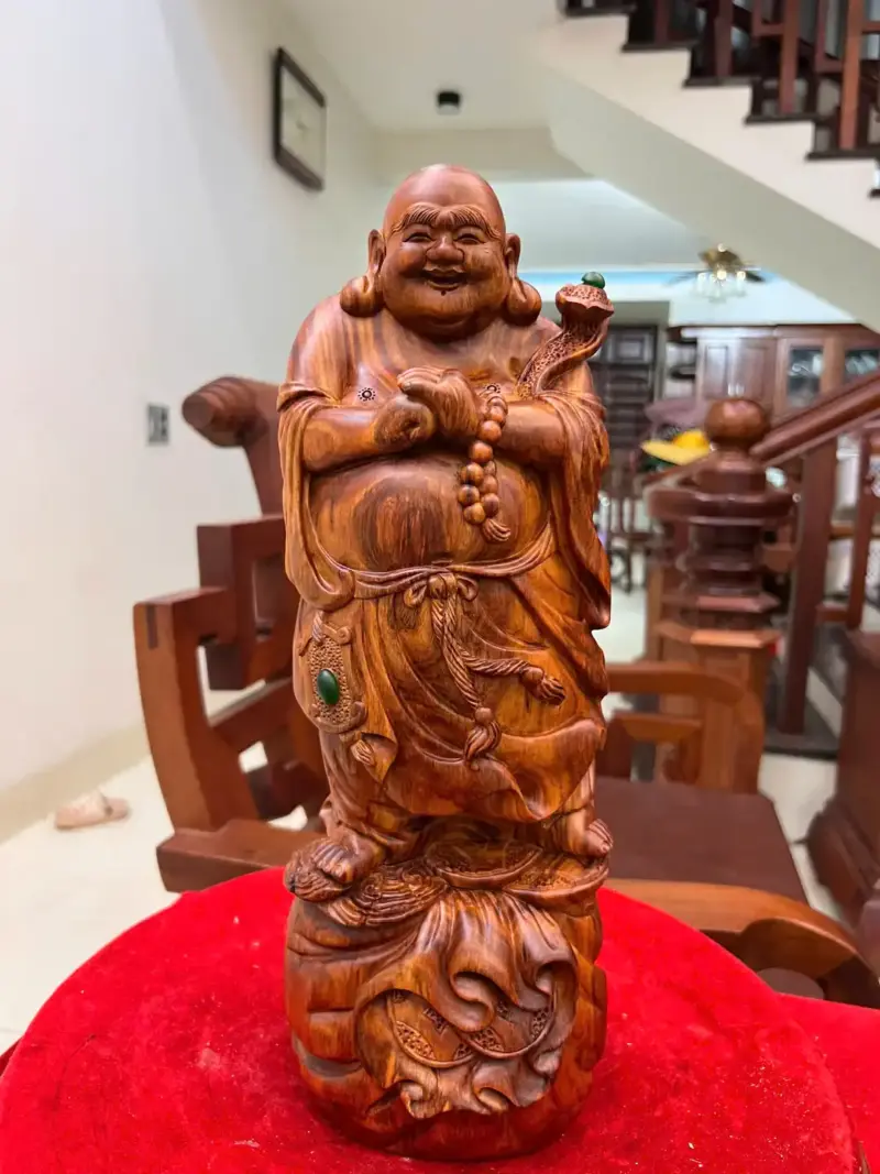 di-lac-chuc-phuc-go-sua-bac-G5129-2_1_Di Lặc Chúc Phúc Gỗ Sưa Bắc Liền Đẹp Giá 4 Tr Kích Thước Cao 40cm, Ngang 14cm, Sâu 12cm Tượng Di Lặc Chúc Phúc Gỗ Sưa Bắc Liền Đẹp G5129