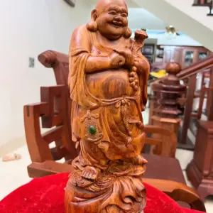di-lac-chuc-phuc-go-sua-bac-G5129-4_1_Di Lặc Chúc Phúc Gỗ Sưa Bắc Liền Đẹp Giá 4 Tr Kích Thước Cao 40cm, Ngang 14cm, Sâu 12cm Tượng Di Lặc Chúc Phúc Gỗ Sưa Bắc Liền Đẹp G5129