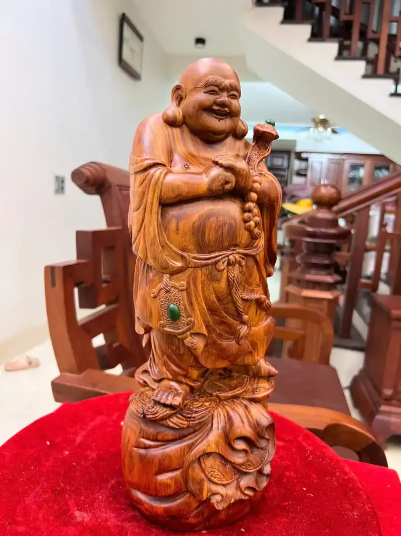 di-lac-chuc-phuc-go-sua-bac-G5129-4_1_Di Lặc Chúc Phúc Gỗ Sưa Bắc Liền Đẹp Giá 4 Tr Kích Thước Cao 40cm, Ngang 14cm, Sâu 12cm Tượng Di Lặc Chúc Phúc Gỗ Sưa Bắc Liền Đẹp G5129