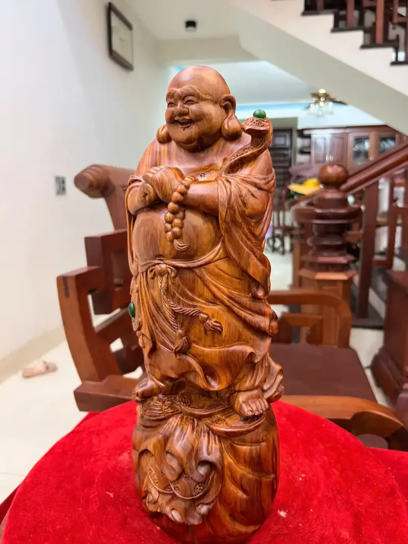 di-lac-chuc-phuc-go-sua-bac-G5129-6_1_Di Lặc Chúc Phúc Gỗ Sưa Bắc Liền Đẹp Giá 4 Tr Kích Thước Cao 40cm, Ngang 14cm, Sâu 12cm Tượng Di Lặc Chúc Phúc Gỗ Sưa Bắc Liền Đẹp G5129