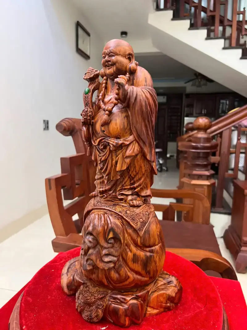 di-lac-go-sua-bac-G5131-6_1_Di Lặc Gỗ Sưa Bắc Đỏ Liền Khối Vân Tím Lịm Giá 5 Triệu Kích Thước Cao 48cm, Ngang 23cm, Sâu 19cm Tượng Di Lặc Gỗ Sưa Bắc Đỏ Liền Khối Vân Tím Lịm G5131