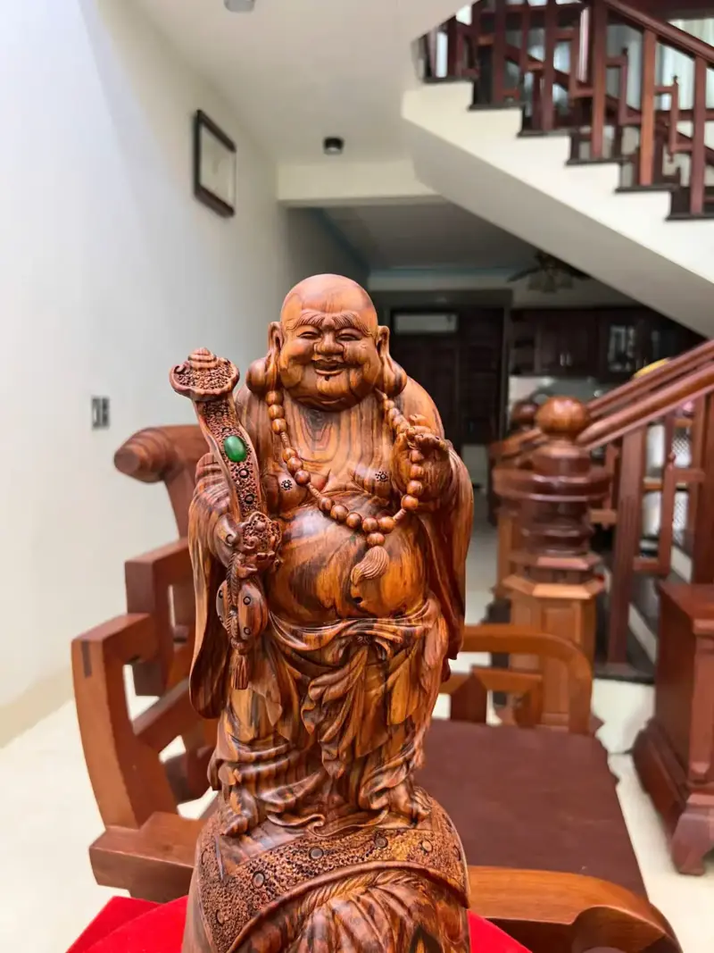 di-lac-go-sua-bac-G5131-8_1_Di Lặc Gỗ Sưa Bắc Đỏ Liền Khối Vân Tím Lịm Giá 5 Triệu Kích Thước Cao 48cm, Ngang 23cm, Sâu 19cm Tượng Di Lặc Gỗ Sưa Bắc Đỏ Liền Khối Vân Tím Lịm G5131