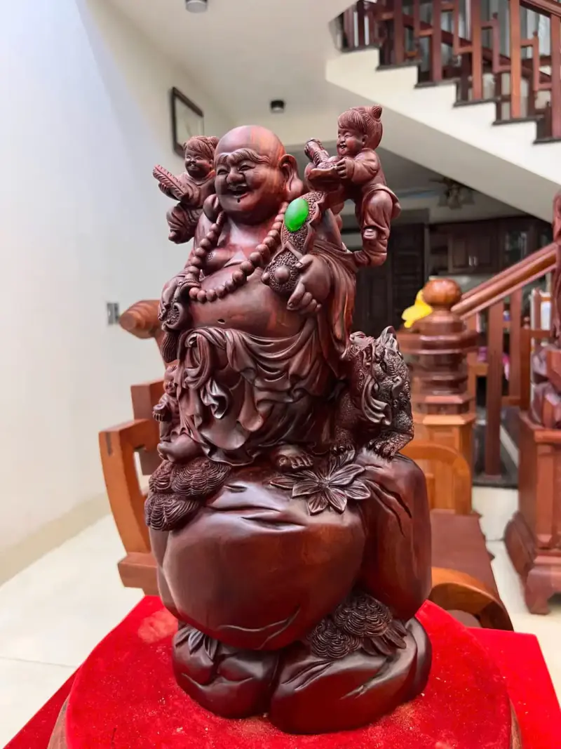 di-lac-tam-phuc-go-tu-an-G5060-3_Di Lặc Tam Phúc Gỗ Tử Đàn Liền Khối Đục Kỹ Nét Giá 6.400 Triệu Kích Thước Cao 50cm, Ngang 26cm, Sâu 15cm Tượng Di Lặc Tam Phúc Gỗ Tử Đàn Liền Khối Đục Kỹ Nét G5060