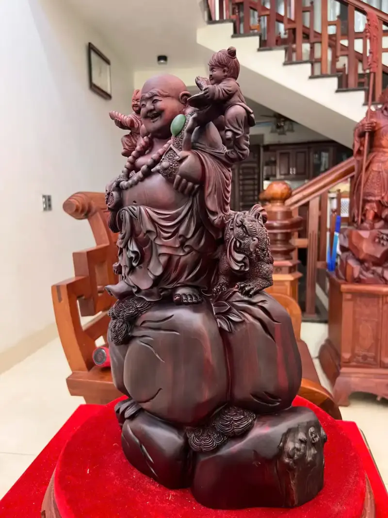 di-lac-tam-phuc-thuan-nghe-go-tu-an-G5116-5_Di Lặc Tam Phúc Thuần Nghê Gỗ Tử Đàn Liền Khối Đục Kỹ Đẹp Giá 6.500 Triệu Kích Thước Cao 50cm, Ngang 30cm, Sâu 15cm Tượng Di Lặc Tam Phúc Thuần Nghê Gỗ Tử Đàn Liền Khối Đục Kỹ Đẹp G5116