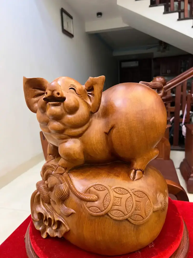 heo-nam-bao-tien-go-ngoc-am-G5073-2_Heo Nằm Bao Tiền Gỗ Ngọc Am Liền Khối Giá 3.300 Triệu Kích Thước Cao 36cm, Ngang 34cm, Sâu 25cm Tượng Heo Nằm Bao Tiền Gỗ Ngọc Am Liền Khối G5073