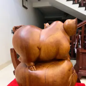 heo-nam-bao-tien-go-ngoc-am-G5073-3_Heo Nằm Bao Tiền Gỗ Ngọc Am Liền Khối Giá 3.300 Triệu Kích Thước Cao 36cm, Ngang 34cm, Sâu 25cm Tượng Heo Nằm Bao Tiền Gỗ Ngọc Am Liền Khối G5073