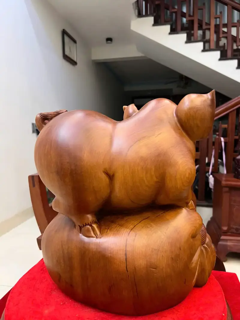 heo-nam-bao-tien-go-ngoc-am-G5073-3_Heo Nằm Bao Tiền Gỗ Ngọc Am Liền Khối Giá 3.300 Triệu Kích Thước Cao 36cm, Ngang 34cm, Sâu 25cm Tượng Heo Nằm Bao Tiền Gỗ Ngọc Am Liền Khối G5073