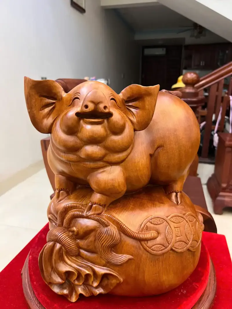 heo-nam-bao-tien-go-ngoc-am-G5073-5_Heo Nằm Bao Tiền Gỗ Ngọc Am Liền Khối Giá 3.300 Triệu Kích Thước Cao 36cm, Ngang 34cm, Sâu 25cm Tượng Heo Nằm Bao Tiền Gỗ Ngọc Am Liền Khối G5073