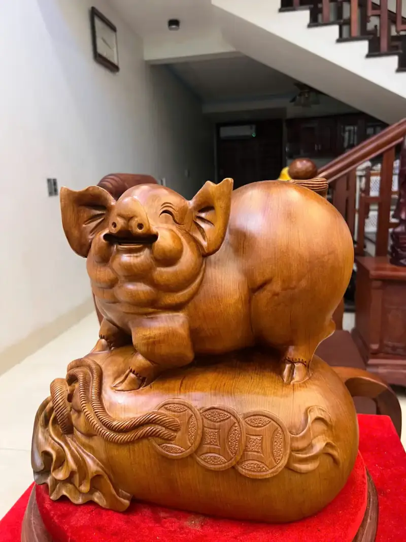 heo-nam-bao-tien-go-ngoc-am-G5093-2_1_Heo Nằm Bao Tiền Gỗ Ngọc Am Liền Khối Giá 3.200 Triệu Kích Thước Cao 33cm, Ngang 35cm, Sâu 23cm Tượng Heo Nằm Bao Tiền Gỗ Ngọc Am Liền Khối G5093