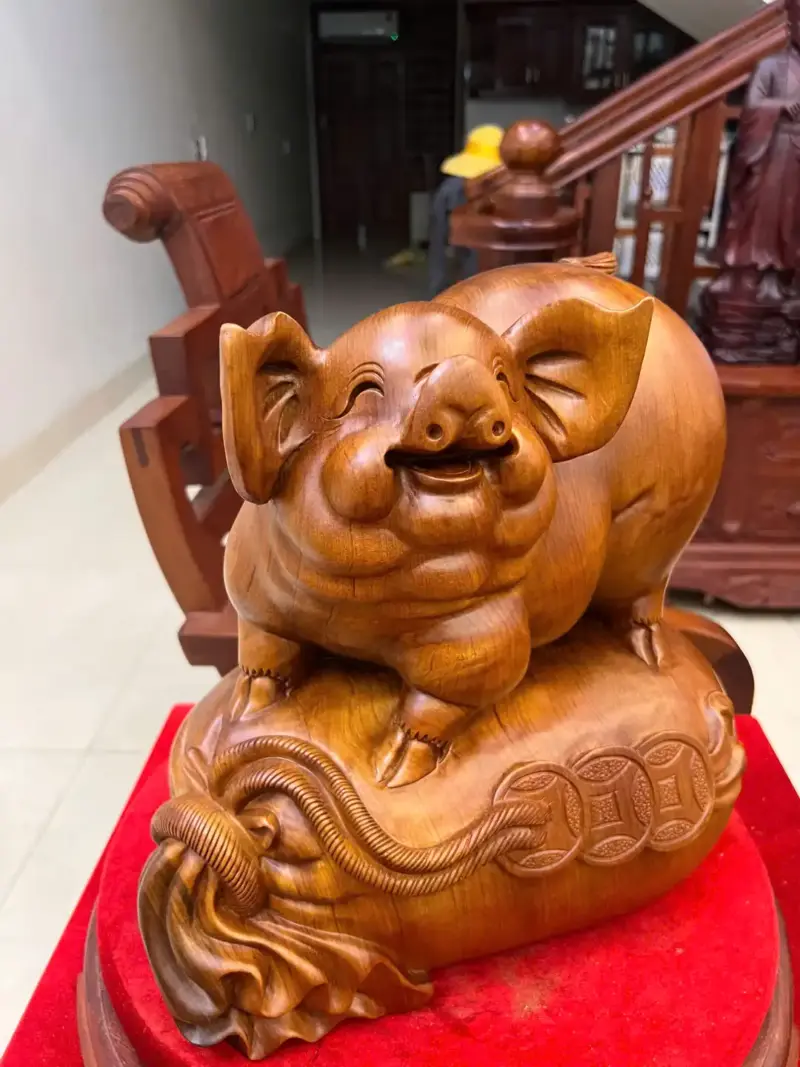 heo-nam-bao-tien-go-ngoc-am-G5093-3_1_Heo Nằm Bao Tiền Gỗ Ngọc Am Liền Khối Giá 3.200 Triệu Kích Thước Cao 33cm, Ngang 35cm, Sâu 23cm Tượng Heo Nằm Bao Tiền Gỗ Ngọc Am Liền Khối G5093