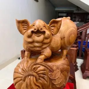 heo-ung-bao-G5105-3_Heo Đứng Bao Tiền To Đẹp Nặng Liền Khối Giá 6.200 Triệu Kích Thước Cao 52cm, Ngang 43cm, Sâu 27cm Tượng Heo Đứng Bao Tiền To Đẹp Nặng Liền Khối G5105