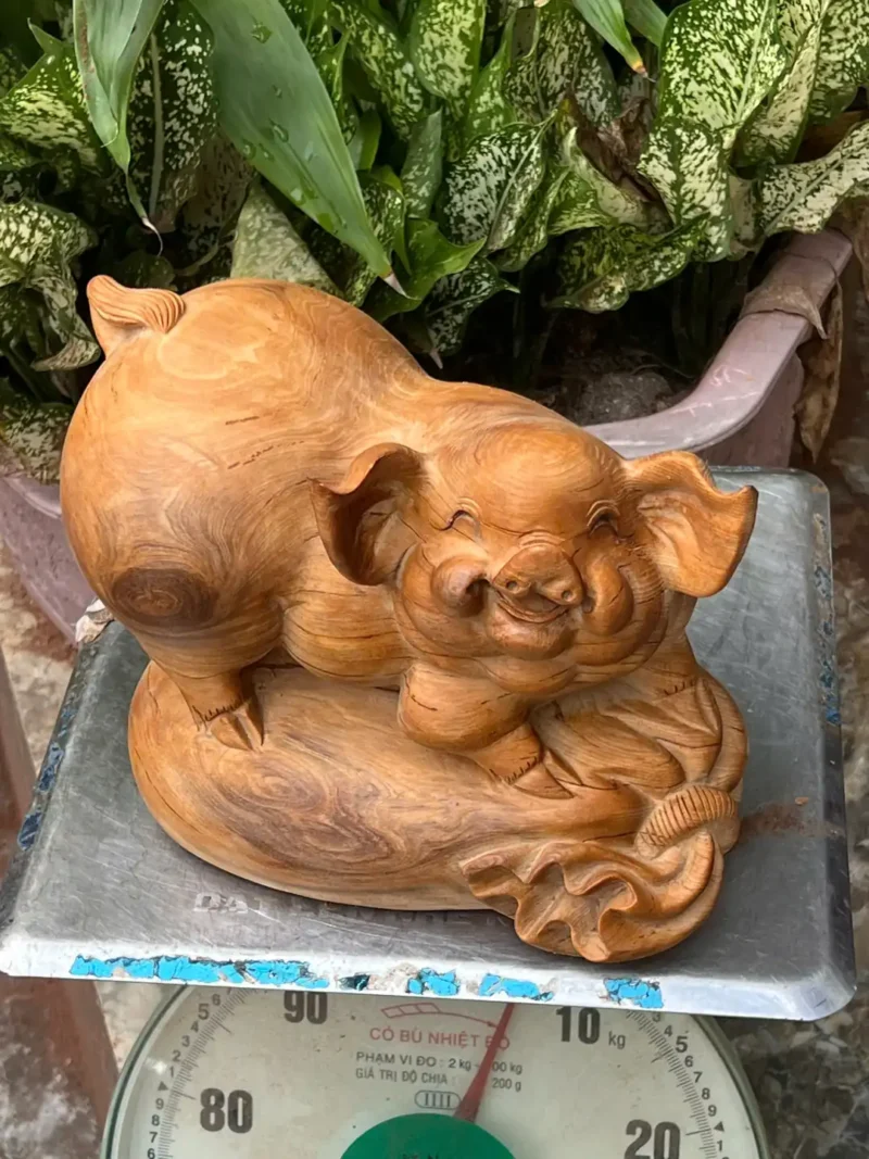 heo-xinh-go-G5950-2 Tượng Heo Xinh Gỗ Ngọc Am Thơm Nức Vân Đá Hàng Kỹ Nét Liền Khối G5950