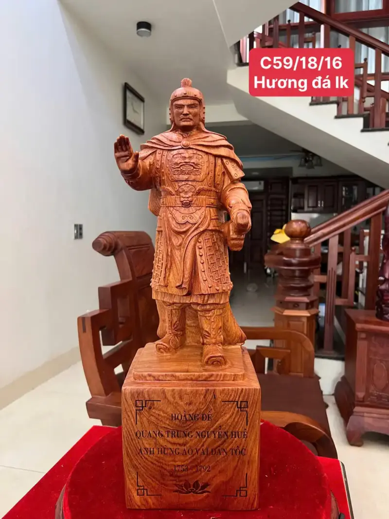 hoang-e-quang-trung-go-huong-a-G5063-1_Hoàng Đế Quang Trung Gỗ Hương Đá Liền Khối Giá 3.500 Triệu Kích Thước Cao 59cm, Ngang 18cm, Sâu 16cm Tượng Hoàng Đế Quang Trung Gỗ Hương Đá Liền Khối G5063