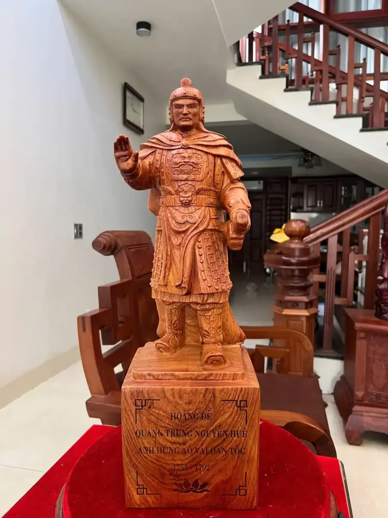hoang-e-quang-trung-go-huong-a-G5063-2_Hoàng Đế Quang Trung Gỗ Hương Đá Liền Khối Giá 3.500 Triệu Kích Thước Cao 59cm, Ngang 18cm, Sâu 16cm Tượng Hoàng Đế Quang Trung Gỗ Hương Đá Liền Khối G5063
