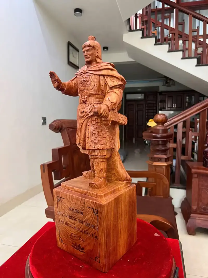 hoang-e-quang-trung-go-huong-a-G5063-3_Hoàng Đế Quang Trung Gỗ Hương Đá Liền Khối Giá 3.500 Triệu Kích Thước Cao 59cm, Ngang 18cm, Sâu 16cm Tượng Hoàng Đế Quang Trung Gỗ Hương Đá Liền Khối G5063
