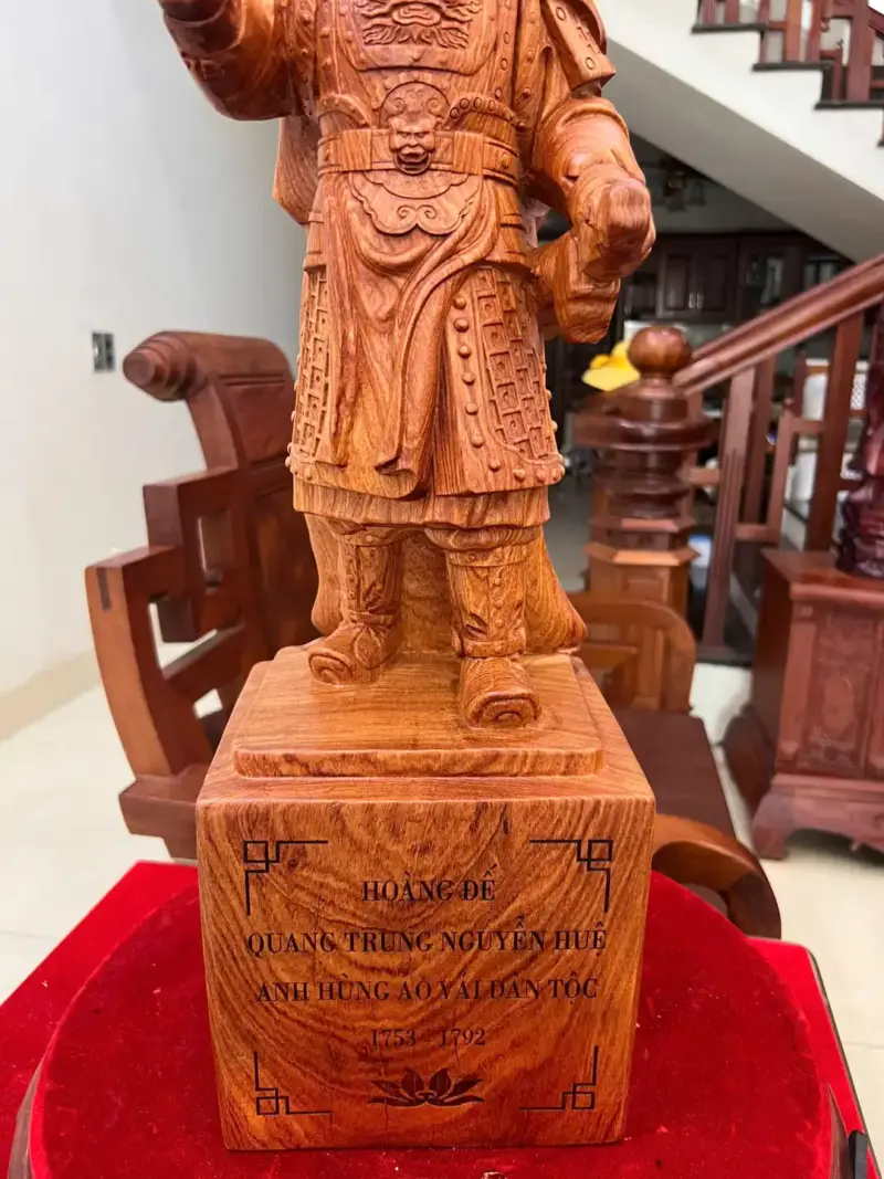 hoang-e-quang-trung-go-huong-a-G5063-5_Hoàng Đế Quang Trung Gỗ Hương Đá Liền Khối Giá 3.500 Triệu Kích Thước Cao 59cm, Ngang 18cm, Sâu 16cm Tượng Hoàng Đế Quang Trung Gỗ Hương Đá Liền Khối G5063