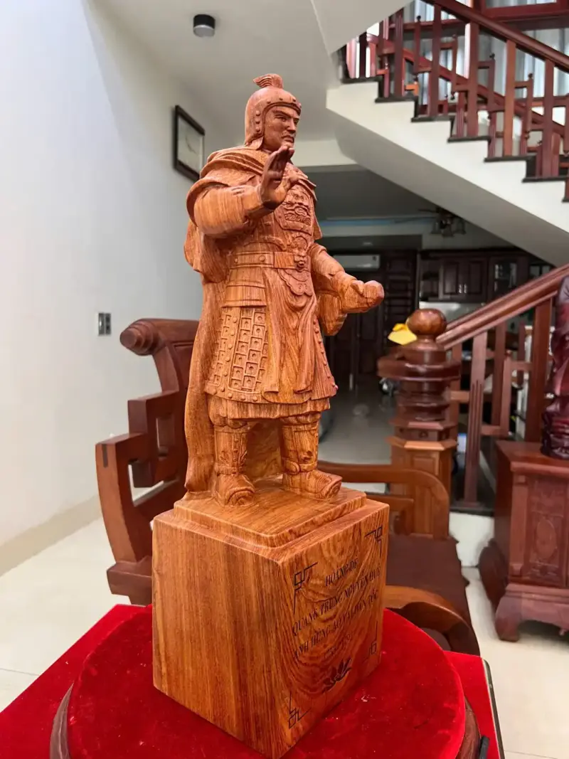 hoang-e-quang-trung-go-huong-a-G5063-6_Hoàng Đế Quang Trung Gỗ Hương Đá Liền Khối Giá 3.500 Triệu Kích Thước Cao 59cm, Ngang 18cm, Sâu 16cm Tượng Hoàng Đế Quang Trung Gỗ Hương Đá Liền Khối G5063