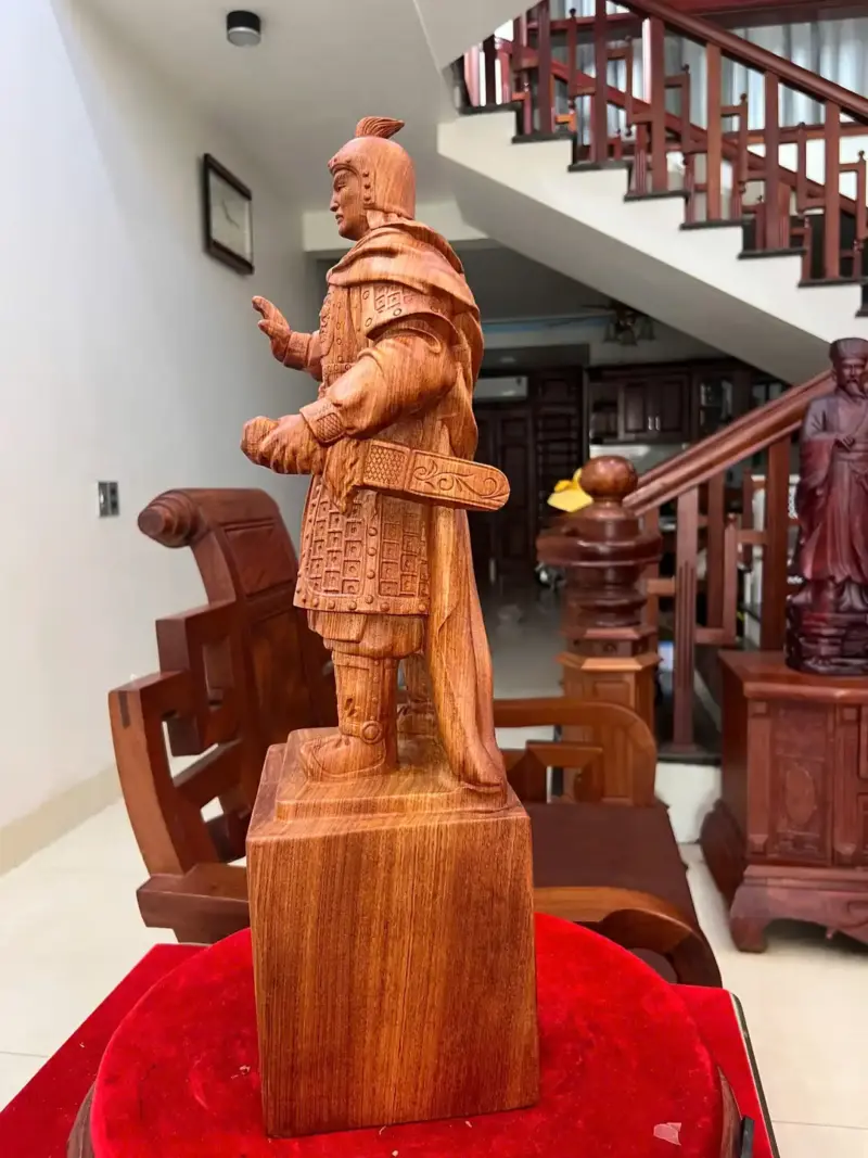 hoang-e-quang-trung-go-huong-a-G5063-7_Hoàng Đế Quang Trung Gỗ Hương Đá Liền Khối Giá 3.500 Triệu Kích Thước Cao 59cm, Ngang 18cm, Sâu 16cm Tượng Hoàng Đế Quang Trung Gỗ Hương Đá Liền Khối G5063