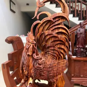 nhat-ke-go-sua-bac-G5134-3_Nhất Kê Gỗ Sưa Bắc Hàng Nghệ Nhân Tắc Kê Vân Tím Giá 6.500 Triệu Kích Thước Cao 55cm, Ngang 27cm, Sâu 22cm Tượng Nhất Kê Gỗ Sưa Bắc Hàng Nghệ Nhân Tắc Kê Vân Tím Liền Khối G5134