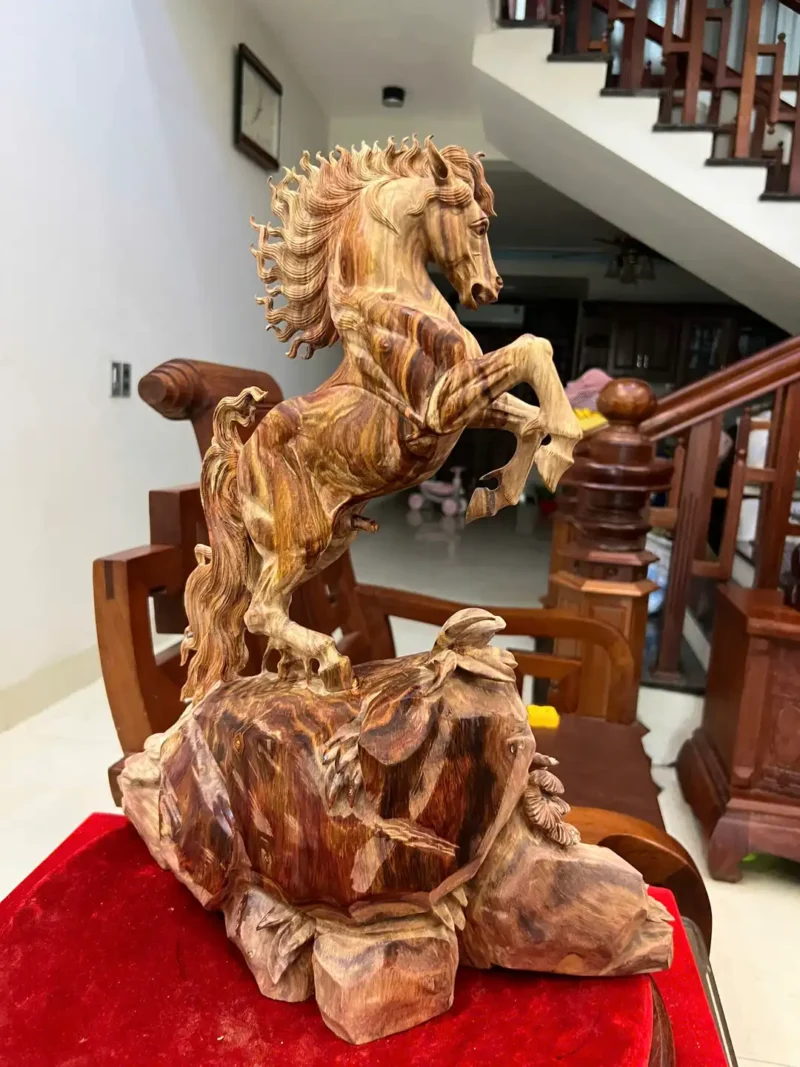 nhat-ma-go-G6019-3 Tượng Nhất Mã Gỗ Sưa Đỏ Vân Nhiều Đẹp Hàng Kỹ Có Sơn G6019