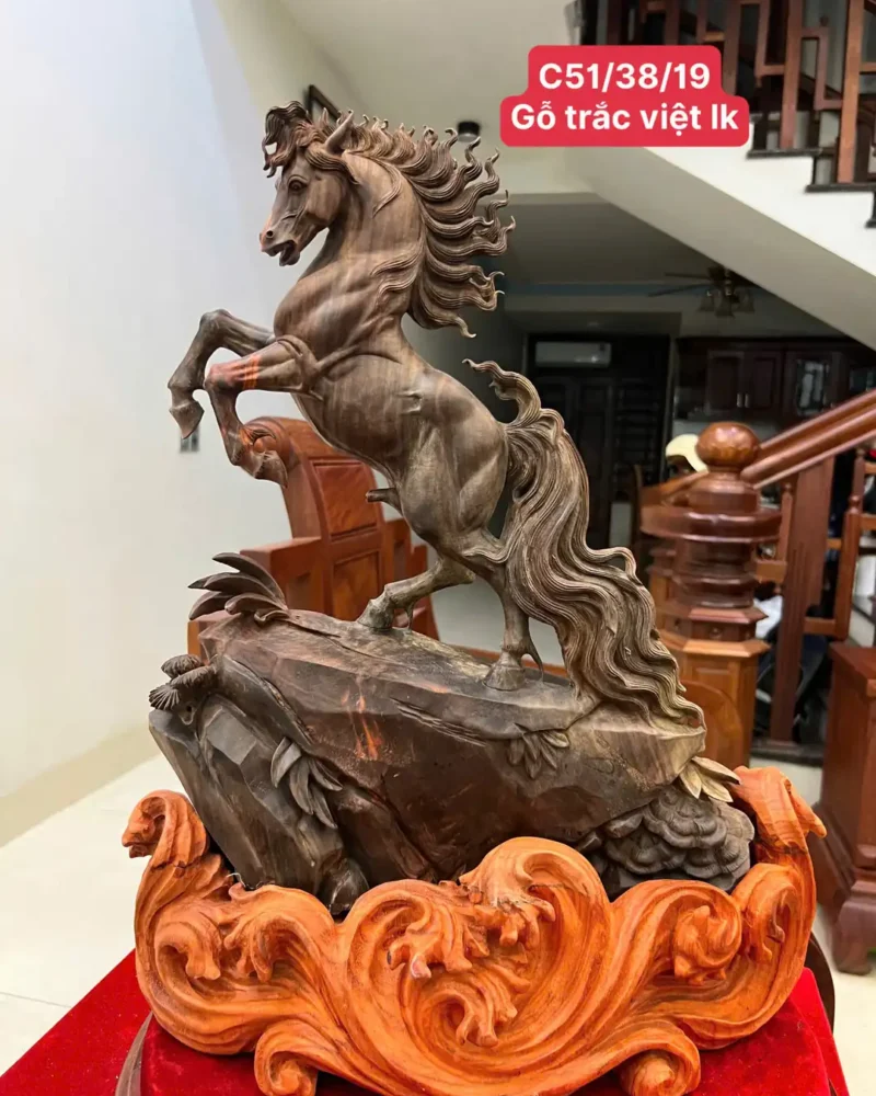 nhat-ma-go-G6021-1 Tượng Nhất Mã Gỗ Trắc Đen Liền Khối Đục Kỹ Có Sơn G6021