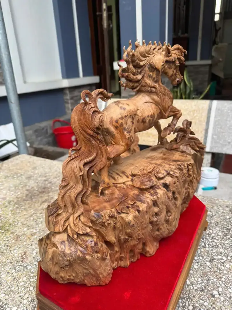 nhat-ma-thong-dong-go-nu-ngoc-G5343-4 Tượng Nhất Mã Thong Dong Gỗ Nu Ngọc Am Liền Khối Hàng Kỹ Nét Gai Nu Tự Nhiên G5343