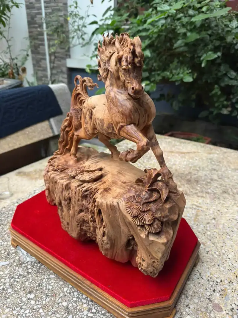 nhat-ma-thong-dong-go-nu-ngoc-G5343-5 Tượng Nhất Mã Thong Dong Gỗ Nu Ngọc Am Liền Khối Hàng Kỹ Nét Gai Nu Tự Nhiên G5343
