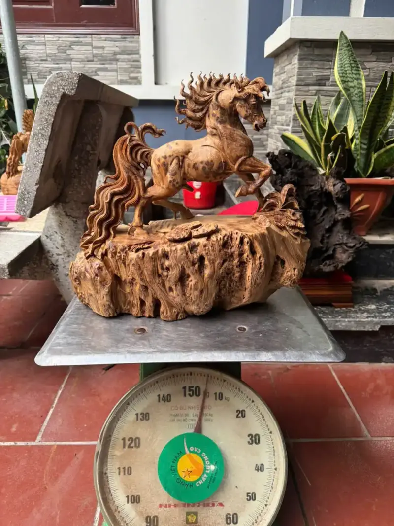 nhat-ma-thong-dong-go-nu-ngoc-G5343-7 Tượng Nhất Mã Thong Dong Gỗ Nu Ngọc Am Liền Khối Hàng Kỹ Nét Gai Nu Tự Nhiên G5343