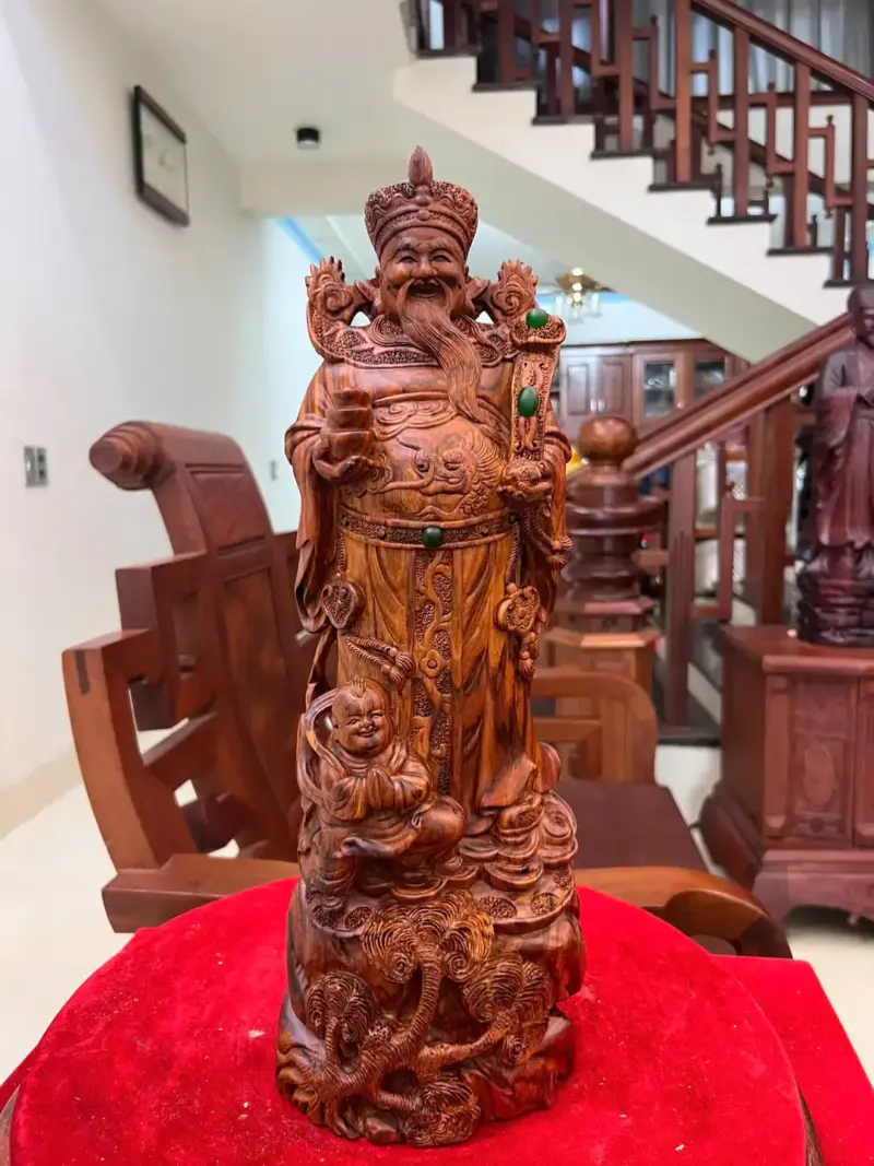 than-tai-go-sua-o-G5138-2_Thần Tài Gỗ Sưa Đỏ Liền Khối Giá 5 Triệu Kích Thước Cao 45cm, Ngang 15cm, Sâu 13cm Tượng Thần Tài Gỗ Sưa Đỏ Liền Khối G5138