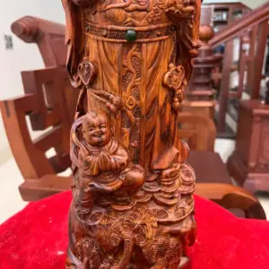 than-tai-go-sua-o-G5138-3_Thần Tài Gỗ Sưa Đỏ Liền Khối Giá 5 Triệu Kích Thước Cao 45cm, Ngang 15cm, Sâu 13cm Tượng Thần Tài Gỗ Sưa Đỏ Liền Khối G5138