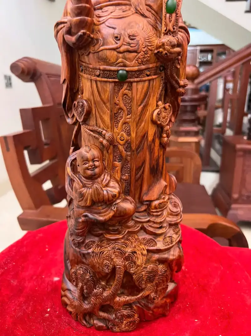 than-tai-go-sua-o-G5138-3_Thần Tài Gỗ Sưa Đỏ Liền Khối Giá 5 Triệu Kích Thước Cao 45cm, Ngang 15cm, Sâu 13cm Tượng Thần Tài Gỗ Sưa Đỏ Liền Khối G5138