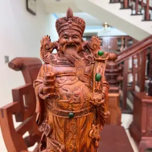 than-tai-go-sua-o-G5138-4_Thần Tài Gỗ Sưa Đỏ Liền Khối Giá 5 Triệu Kích Thước Cao 45cm, Ngang 15cm, Sâu 13cm Tượng Thần Tài Gỗ Sưa Đỏ Liền Khối G5138
