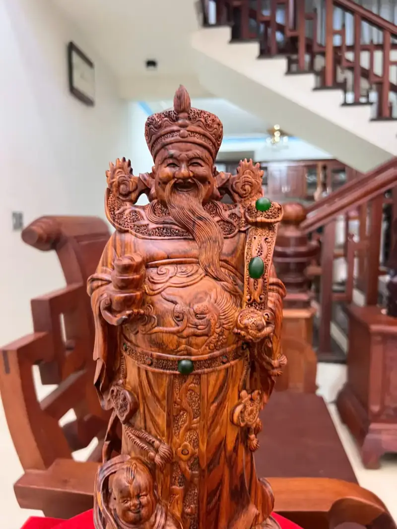 than-tai-go-sua-o-G5138-4_Thần Tài Gỗ Sưa Đỏ Liền Khối Giá 5 Triệu Kích Thước Cao 45cm, Ngang 15cm, Sâu 13cm Tượng Thần Tài Gỗ Sưa Đỏ Liền Khối G5138