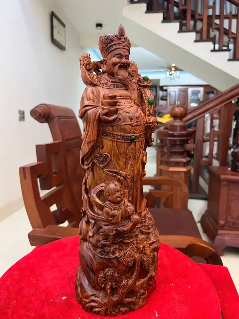 than-tai-go-sua-o-G5138-5_Thần Tài Gỗ Sưa Đỏ Liền Khối Giá 5 Triệu Kích Thước Cao 45cm, Ngang 15cm, Sâu 13cm Tượng Thần Tài Gỗ Sưa Đỏ Liền Khối G5138