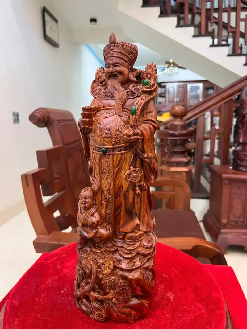 than-tai-go-sua-o-G5138-6_Thần Tài Gỗ Sưa Đỏ Liền Khối Giá 5 Triệu Kích Thước Cao 45cm, Ngang 15cm, Sâu 13cm Tượng Thần Tài Gỗ Sưa Đỏ Liền Khối G5138