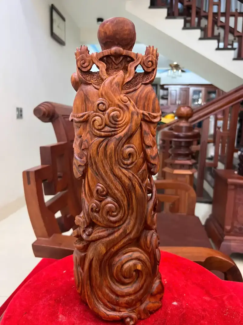 than-tai-go-sua-o-G5138-7_Thần Tài Gỗ Sưa Đỏ Liền Khối Giá 5 Triệu Kích Thước Cao 45cm, Ngang 15cm, Sâu 13cm Tượng Thần Tài Gỗ Sưa Đỏ Liền Khối G5138