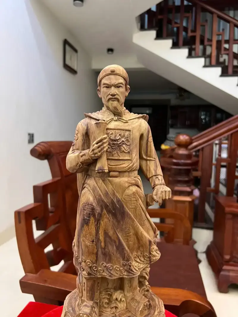 tran-quoc-tuan-G5525-6 Tượng Trần Quốc Tuấn Gỗ Sưa Bắc Vân Tím Lịm Có Sơn G5525