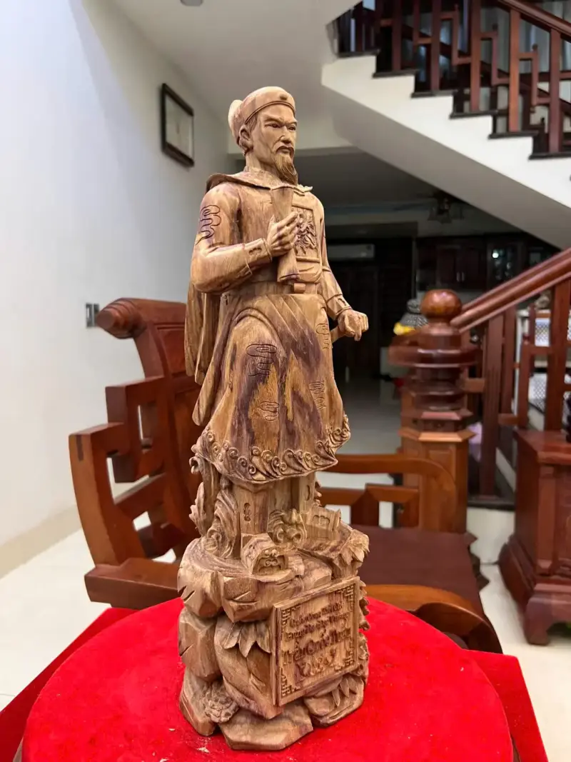 tran-quoc-tuan-G5590-4 Tượng Trần Quốc Tuấn Gỗ Sưa Bắc Vân Tím Có Sơn G5590