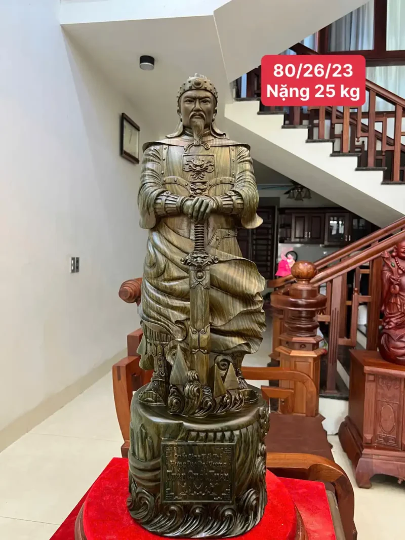 tran-quoc-tuan-G6098-1 Tượng Trần Quốc Tuấn Chống Kiếm Gỗ Trắc Xanh Liền Khối Đục Sắc Nét Vân Đẹp G6098