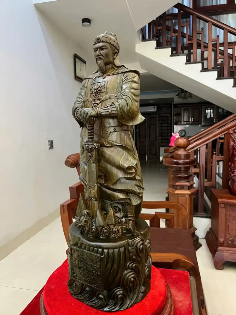 tran-quoc-tuan-G6098-4 Tượng Trần Quốc Tuấn Chống Kiếm Gỗ Trắc Xanh Liền Khối Đục Sắc Nét Vân Đẹp G6098