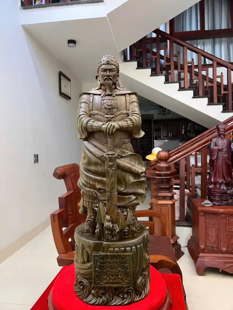 tran-quoc-tuan-chong-kiem-go-trac-xanh-G5139-2_Trần Quốc Tuấn Chống Kiếm Gỗ Trắc Xanh Đẹp Víp Giá 15.500 Triệu Kích Thước Cao 81cm, Ngang 27cm, Sâu 25cm Tượng Trần Quốc Tuấn Chống Kiếm Gỗ Trắc Xanh Đẹp Víp Liền Khối G5139