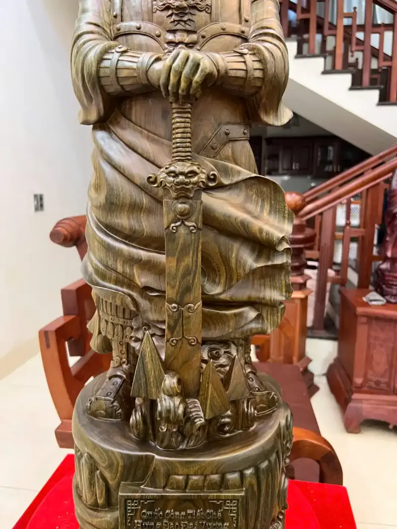 tran-quoc-tuan-chong-kiem-go-trac-xanh-G5139-4_Trần Quốc Tuấn Chống Kiếm Gỗ Trắc Xanh Đẹp Víp Giá 15.500 Triệu Kích Thước Cao 81cm, Ngang 27cm, Sâu 25cm Tượng Trần Quốc Tuấn Chống Kiếm Gỗ Trắc Xanh Đẹp Víp Liền Khối G5139