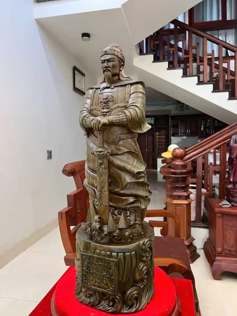 tran-quoc-tuan-chong-kiem-go-trac-xanh-G5139-5_Trần Quốc Tuấn Chống Kiếm Gỗ Trắc Xanh Đẹp Víp Giá 15.500 Triệu Kích Thước Cao 81cm, Ngang 27cm, Sâu 25cm Tượng Trần Quốc Tuấn Chống Kiếm Gỗ Trắc Xanh Đẹp Víp Liền Khối G5139