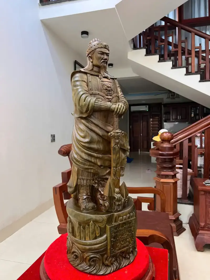 tran-quoc-tuan-chong-kiem-go-trac-xanh-G5139-6_Trần Quốc Tuấn Chống Kiếm Gỗ Trắc Xanh Đẹp Víp Giá 15.500 Triệu Kích Thước Cao 81cm, Ngang 27cm, Sâu 25cm Tượng Trần Quốc Tuấn Chống Kiếm Gỗ Trắc Xanh Đẹp Víp Liền Khối G5139